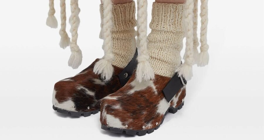 zuecos con estampado de piel de vaca de Jil Sander.