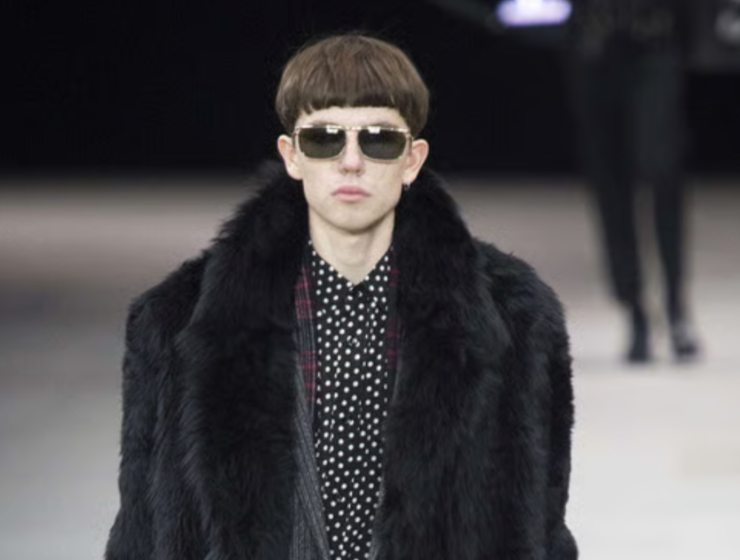 Los Hedi Boys regresan con fuerza: skinny jeans, actitud rockera y estética andrógina que arrasa en TikTok. Descubre su origen y estilo.