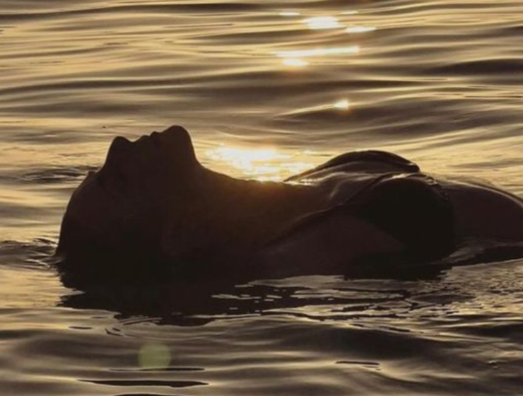 Sunsetcore: la estética que transforma el bikini en look diario