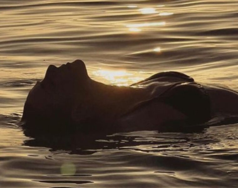 Sunsetcore: la estética que transforma el bikini en look diario