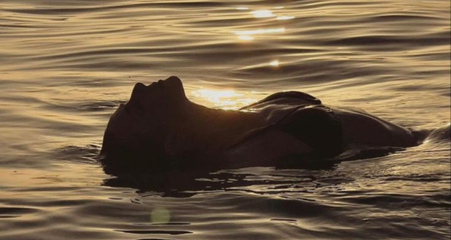 Sunsetcore: la estética que transforma el bikini en look diario