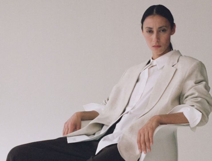 Cómo combinar traje sastre con sandalias en verano 2025