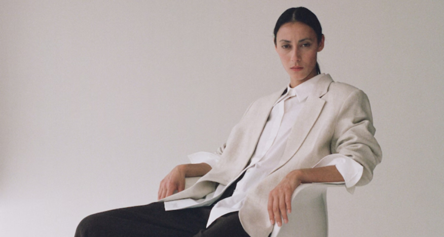 Cómo combinar traje sastre con sandalias en verano 2025