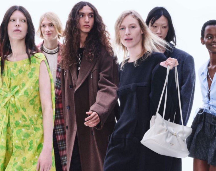 Prada Otoño/Invierno 2025: la campaña que captura el movimiento