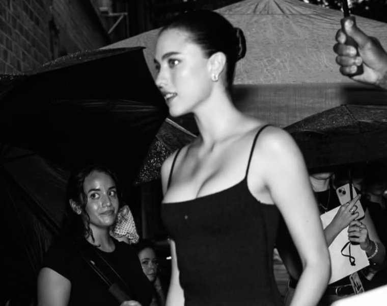 Margaret Qualley: el vestido negro de Chanel que marca tendencia