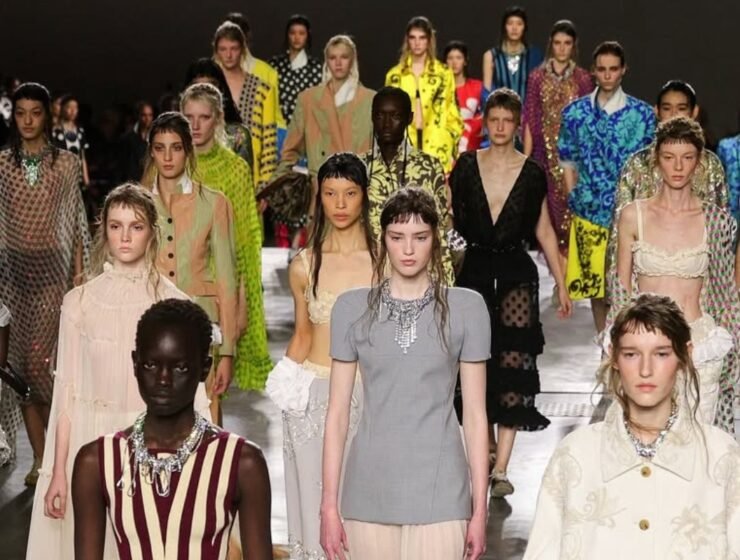 Dries Van Noten SS26: colores, texturas y feminidad plural en París