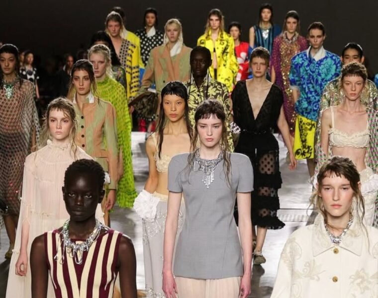 Dries Van Noten SS26: colores, texturas y feminidad plural en París