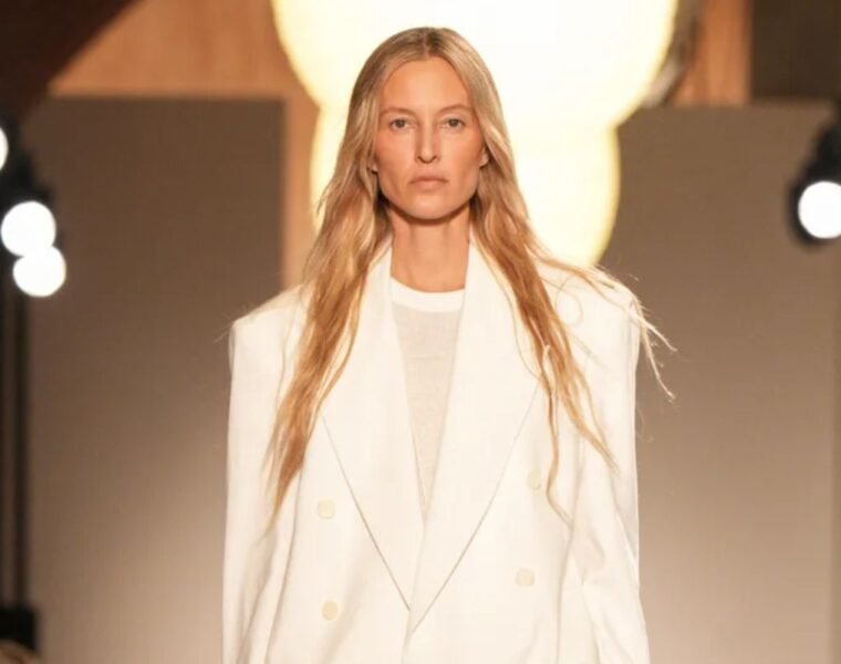 Michael Kors SS26: Moda femenina elegante y sofisticada