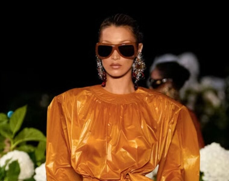 Saint Laurent SS26: cuero, volumen y color