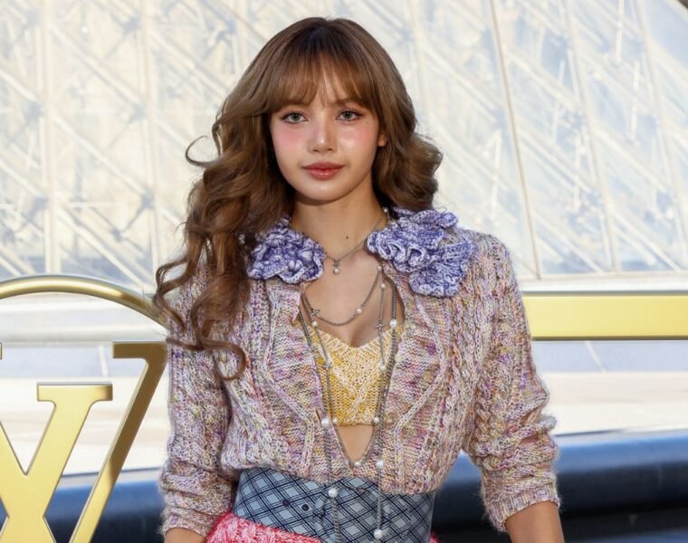 Lisa deslumbra en el front row de Louis Vuitton SS26 en París