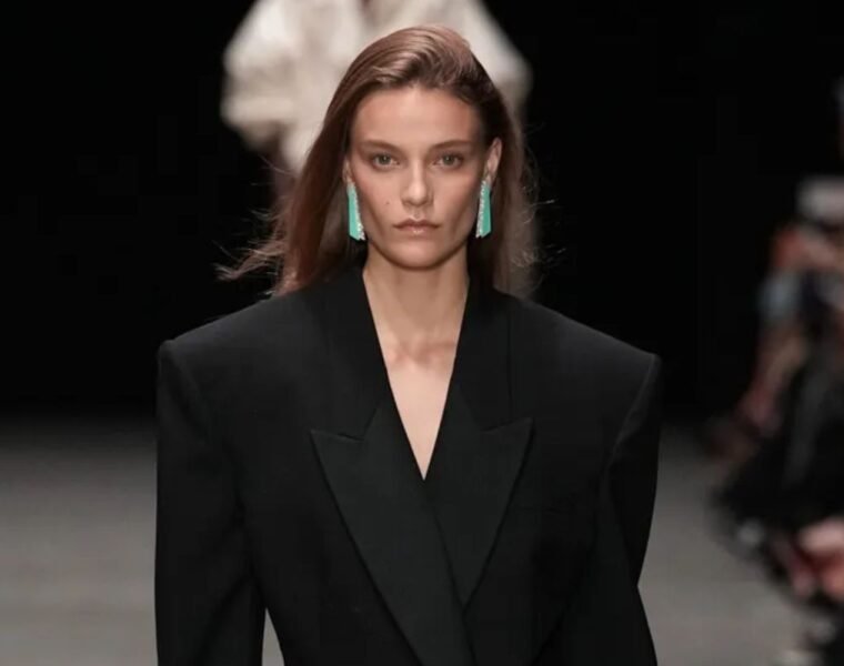 Stella McCartney SS26: Siluetas oversize y moda sostenible