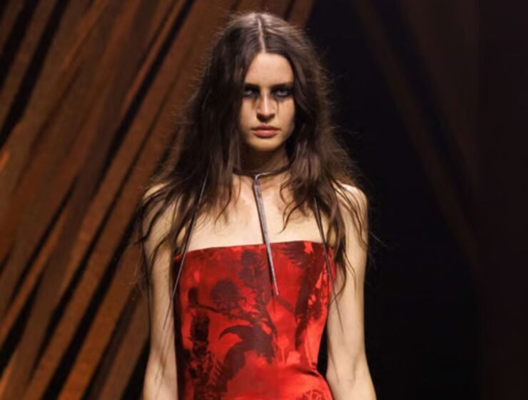 McQueen SS26: Siluetas icónicas y accesorios de ensueño