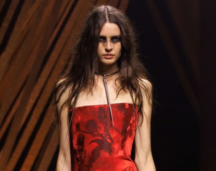 McQueen SS26: Siluetas icónicas y accesorios de ensueño