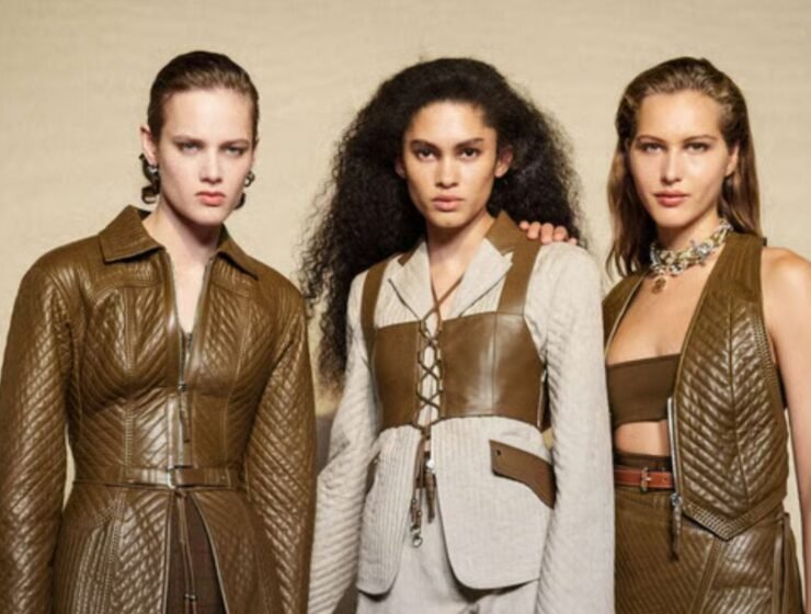 Hermès SS26: volúmenes amplios, colores tierra y accesorios
