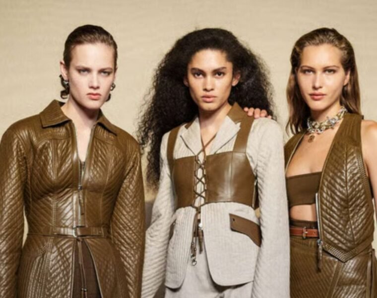 Hermès SS26: volúmenes amplios, colores tierra y accesorios