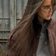 Chamarra de ante marrón: guía de estilo para otoño 2025