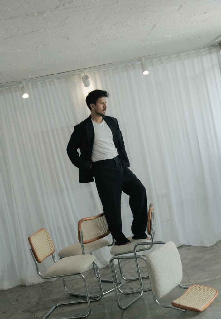 Prince Láuder redefine el collage contemporáneo desde el retrato, el orden y la estética. Conoce su obra, trayectoria y reconocimiento internacional.