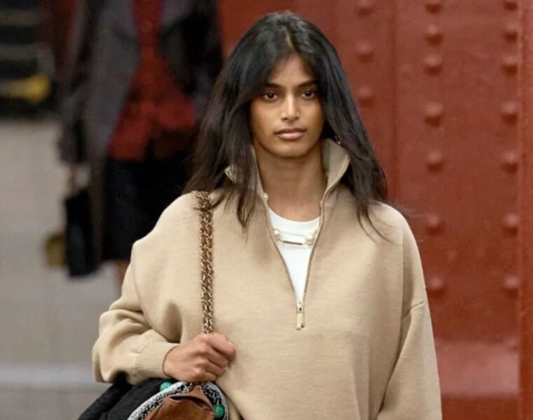 La modelo de CHANEL descubierta en el metro: la historia de Bhavitha Mandava