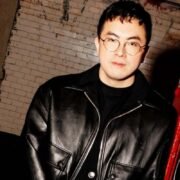 Bowen Yang se ha convertido en una de las figuras más disruptivas y necesarias del entretenimiento actual.