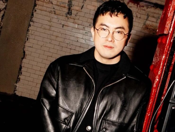 Bowen Yang se ha convertido en una de las figuras más disruptivas y necesarias del entretenimiento actual.