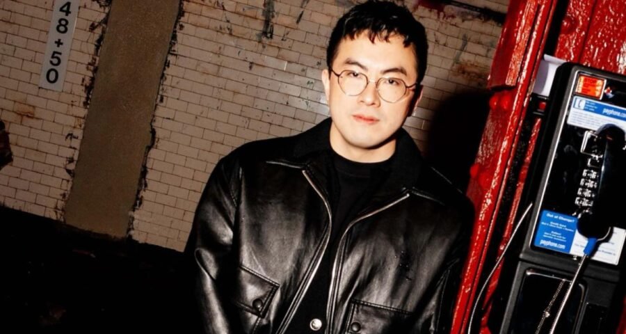 Bowen Yang se ha convertido en una de las figuras más disruptivas y necesarias del entretenimiento actual.