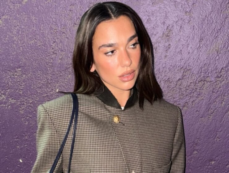Dua Lipa en CDMX usando el primer look de Matthieu Blazy en CHANEL