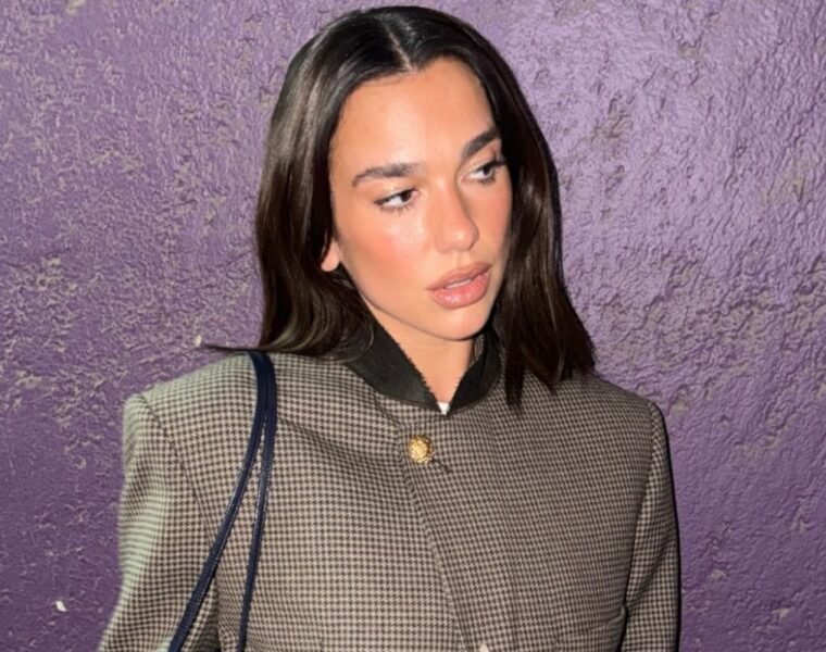 Dua Lipa en CDMX usando el primer look de Matthieu Blazy en CHANEL