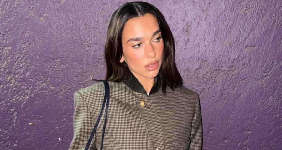 Dua Lipa en CDMX usando el primer look de Matthieu Blazy en CHANEL