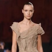 Elie Saab SS26: vestidos dorados, transparencias y elegancia