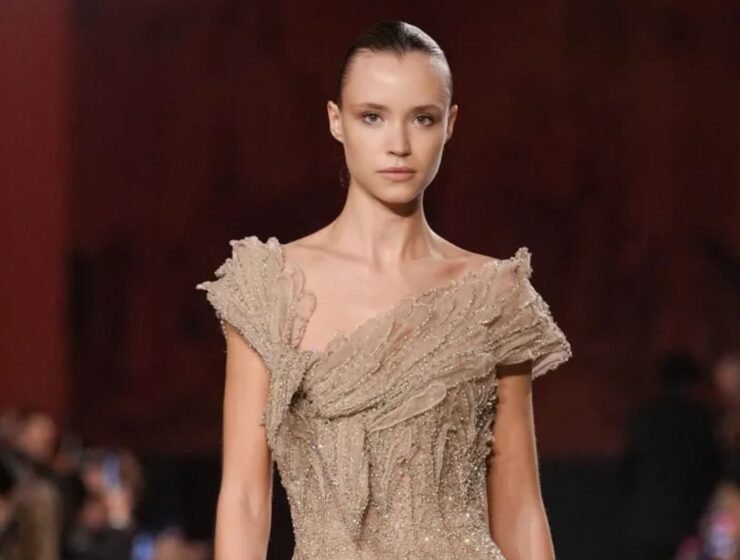 Elie Saab SS26: vestidos dorados, transparencias y elegancia