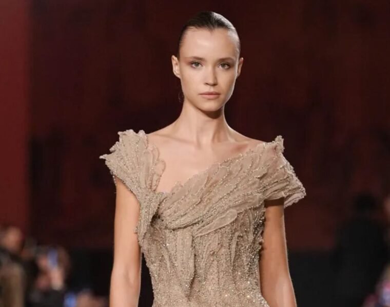 Elie Saab SS26: vestidos dorados, transparencias y elegancia