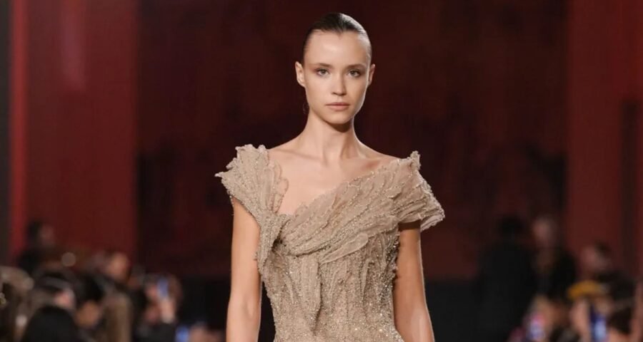 Elie Saab SS26: vestidos dorados, transparencias y elegancia
