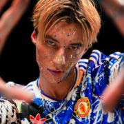 adidas presenta Manchester United x The Stone Roses: fútbol y música se unen en una colección icónica