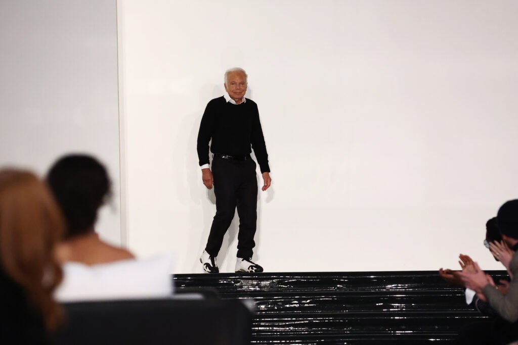 Descubre quién es Ralph Lauren, el diseñador estadounidense que transformó la moda en un estilo de vida y redefinió la elegancia clásica a nivel global.