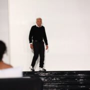 Descubre quién es Ralph Lauren, el diseñador estadounidense que transformó la moda en un estilo de vida y redefinió la elegancia clásica a nivel global.