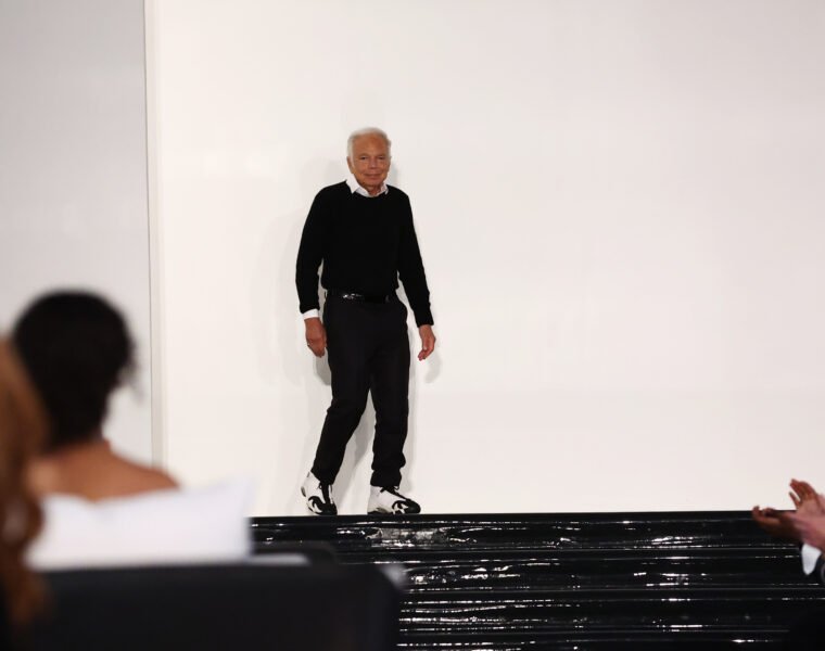Descubre quién es Ralph Lauren, el diseñador estadounidense que transformó la moda en un estilo de vida y redefinió la elegancia clásica a nivel global.