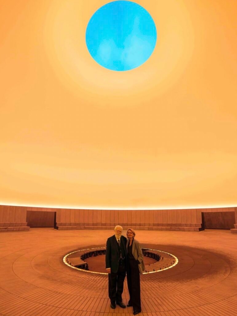 James Turrell inaugura su skyspace más grande: una experiencia inmersiva de luz y cielo