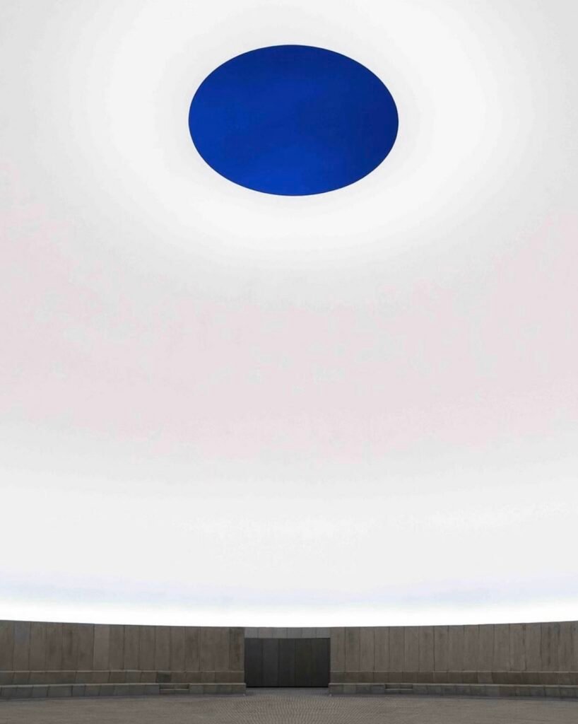 James Turrell inaugura su skyspace más grande: una experiencia inmersiva de luz y cielo