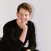 Wes Gordon: Todo sobre el Director Creativo de Carolina Herrera