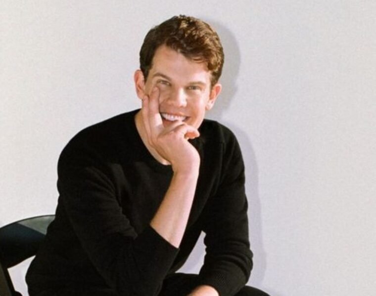 Wes Gordon: Todo sobre el Director Creativo de Carolina Herrera