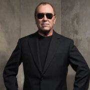 Michael Kors: Historia, estilo y legado del diseñador de lujo