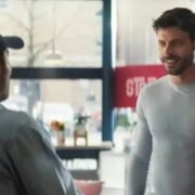 La playera Under Armour de Scott Hunter en Heated Rivalry