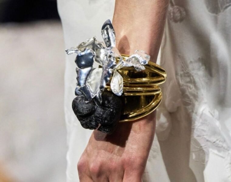 Jonathan Anderson: meteoritos reales a la joyería de Dior SS26