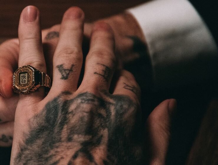 Casio x J Balvin lanza un reloj-anillo dorado
