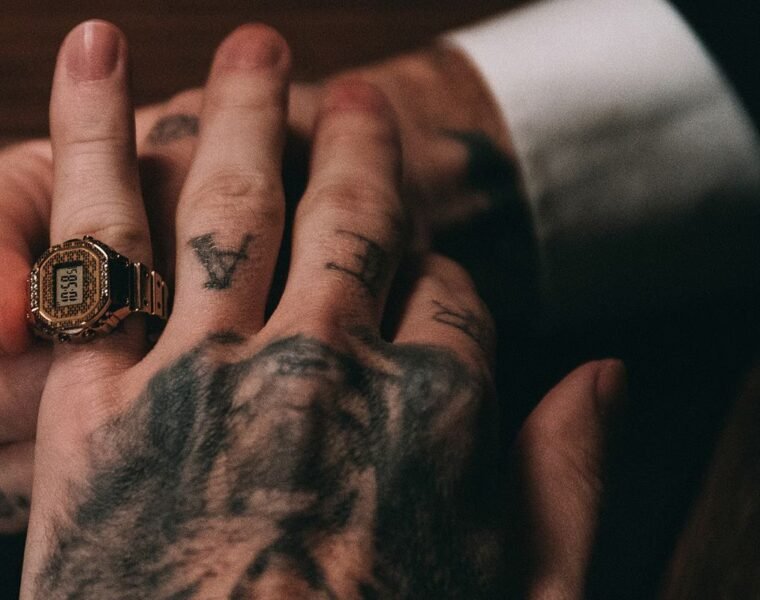 Casio x J Balvin lanza un reloj-anillo dorado