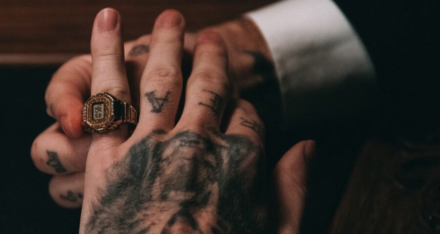 Casio x J Balvin lanza un reloj-anillo dorado