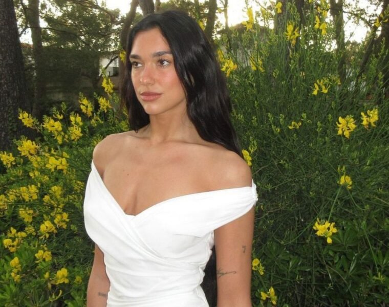 Dua Lipa y el posible vestido de novia diseñado por Donatella Versace