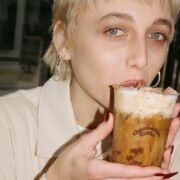El café de Emma Chamberlain: qué es Chamberlain Coffee