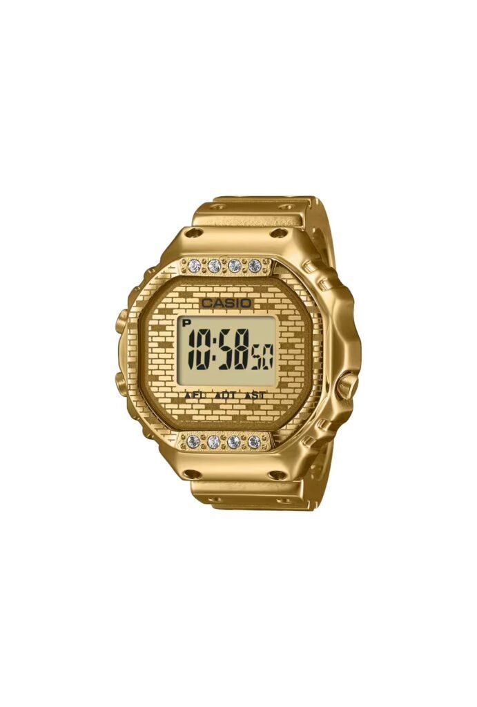 Casio x J Balvin lanza un reloj-anillo dorado