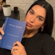 Los libros que Dua Lipa recomienda para leer a los 30 años